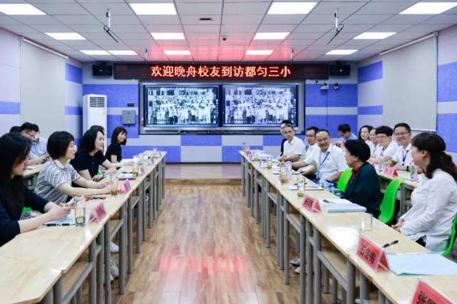 这位当年的"小镇青年"看望了在都匀上学时的班主任,任课老师和老同学