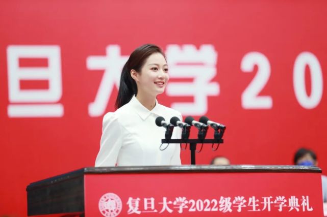 "最美领诵员"冯琳在复旦大学研究生开学典礼上说:成为一名新闻人,是