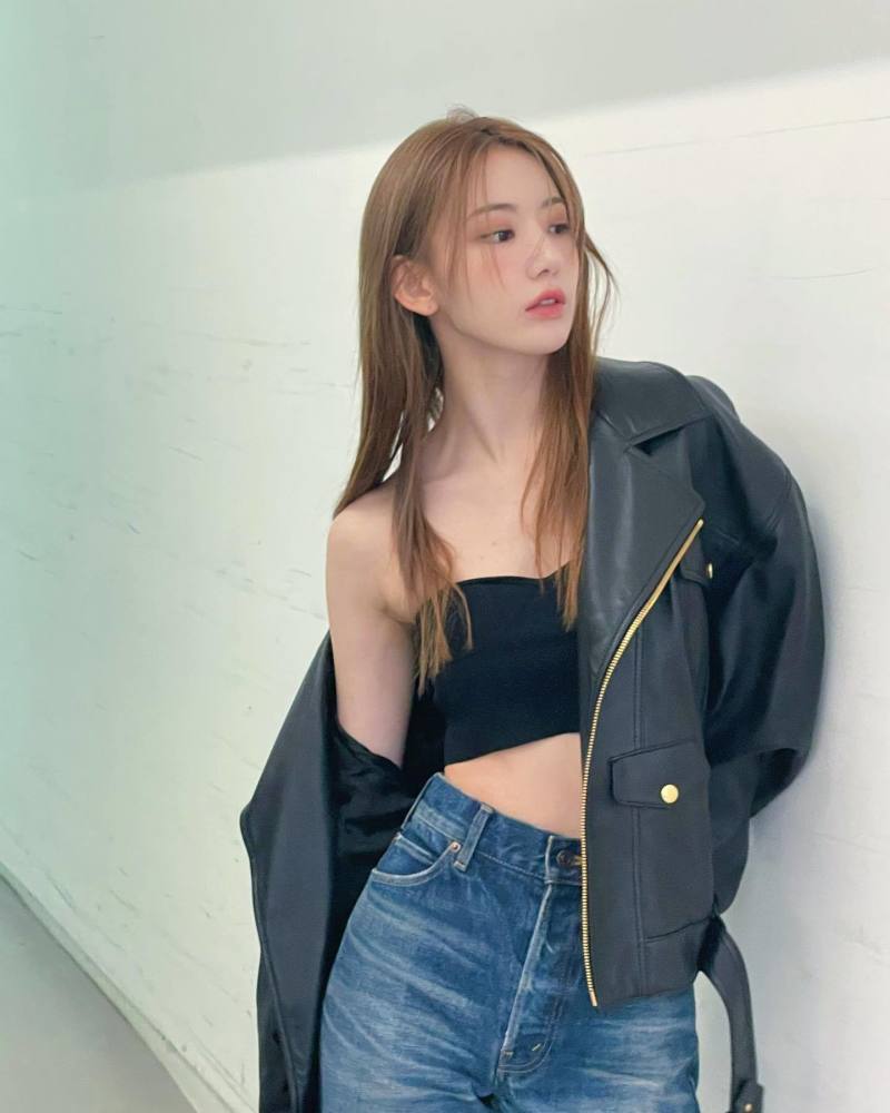 在公开的照片中,宫胁咲良身穿黑色的文胸上衣,外罩黑色的皮夹克,手中