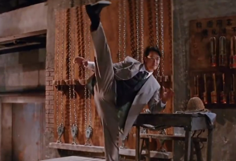 也正是凭借着这超强的一字马功夫,卢惠光甚至一度被封为"腿王"