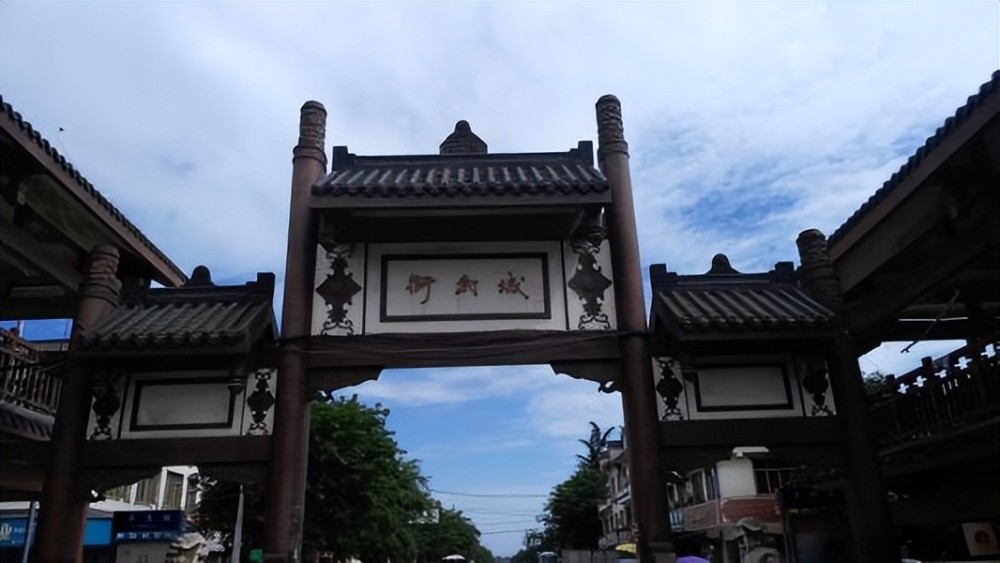 附近旅游景区哪里好玩（成都周边自驾游去哪里好玩）