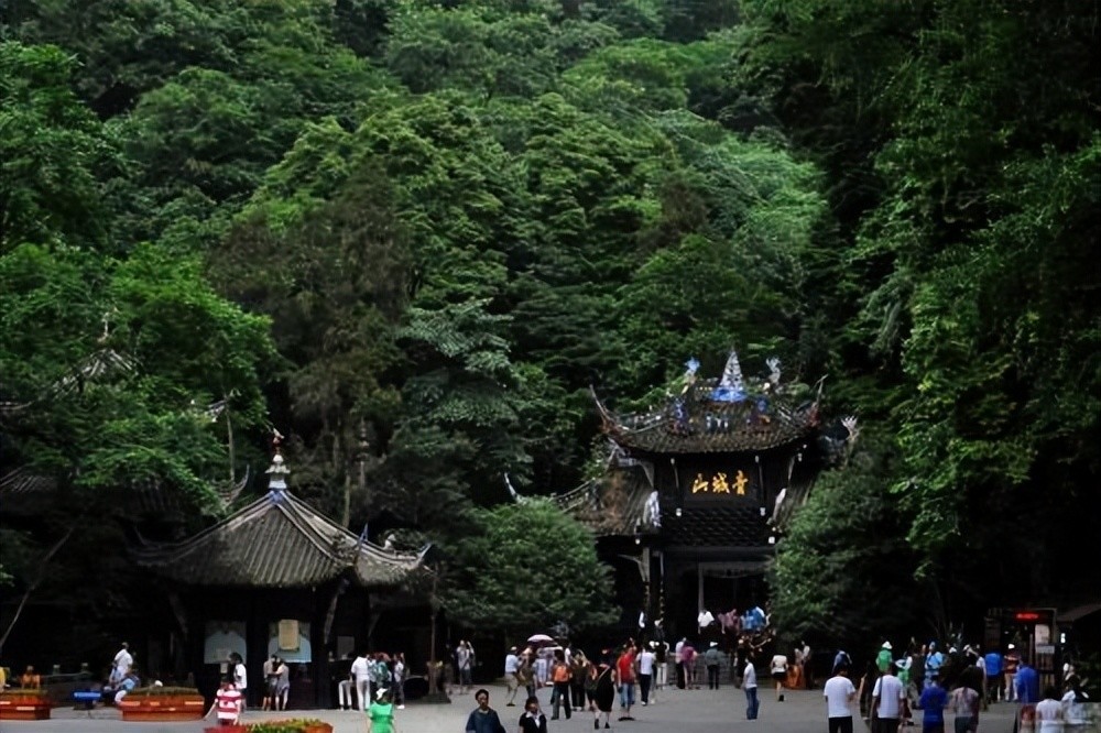 附近旅游景区哪里好玩（成都周边自驾游去哪里好玩）