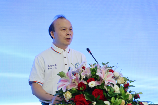 陈焕文作为《数字经济优秀案例与江西实践探索》点评专家代表上台发表