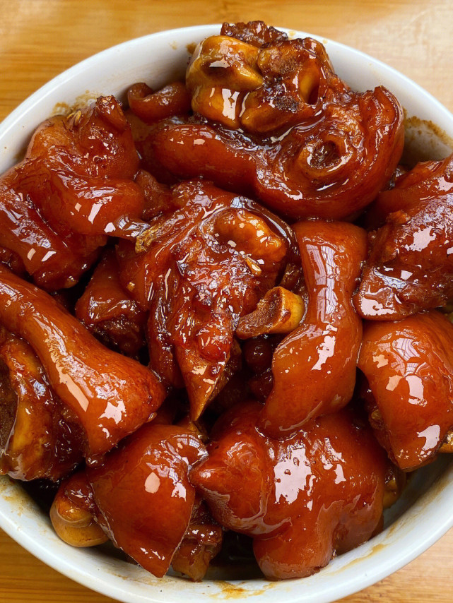 妈妈做的红烧猪蹄,色泽红润,饱满圆润,吃过后孩子天天吵着要