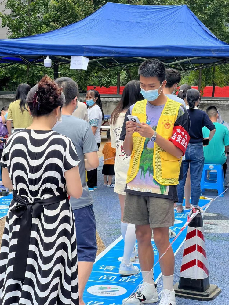 万艳梅居住于四川省泸州市合江县凤鸣镇,在校大三学生,从2022年8月31