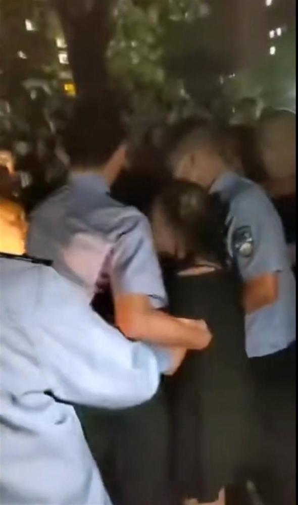 重庆一女子小区内强抱小孩遭居民围堵警方回应xingjiaotu