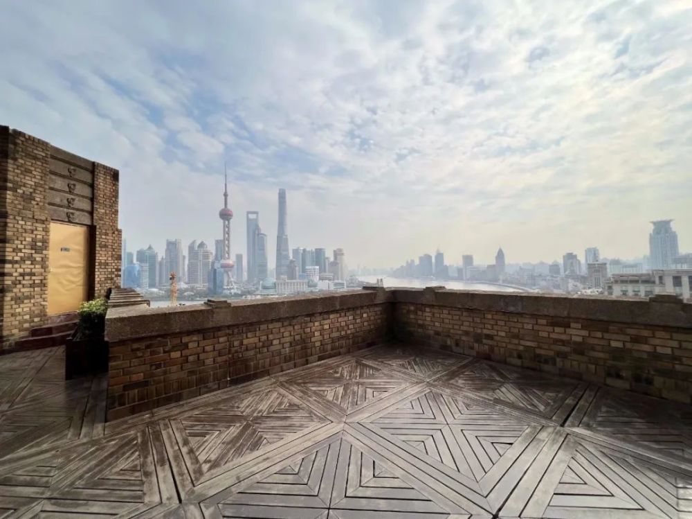 外滩和北苏州路的露台有很多,但唯独上海大厦18楼的露台既能看见整个