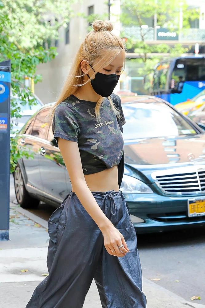 朴彩英太会"秀腰",将t恤折一半,配低腰裤潮流显小蛮腰插图2