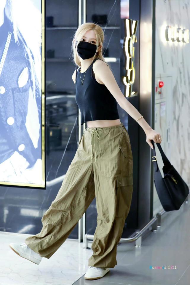 朴彩英太会"秀腰",将t恤折一半,配低腰裤潮流显小蛮腰