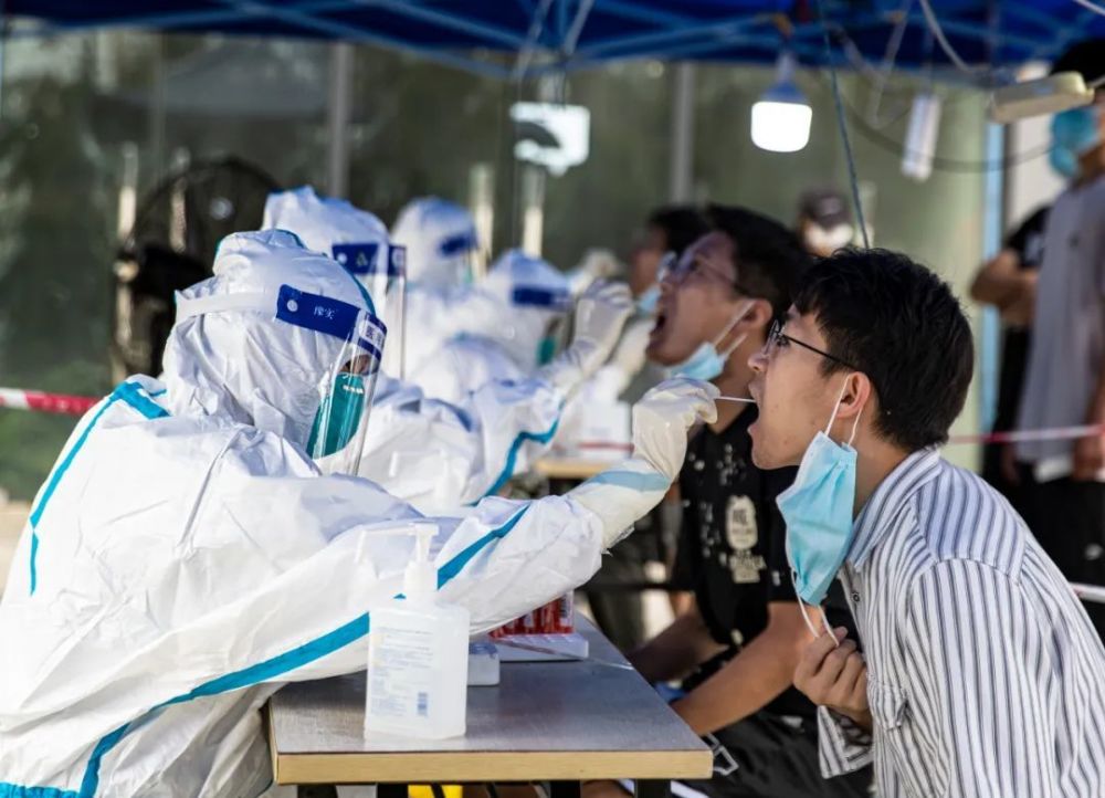 今天成都核酸检测情况如何现场体验顺畅有序敲门行动显关爱