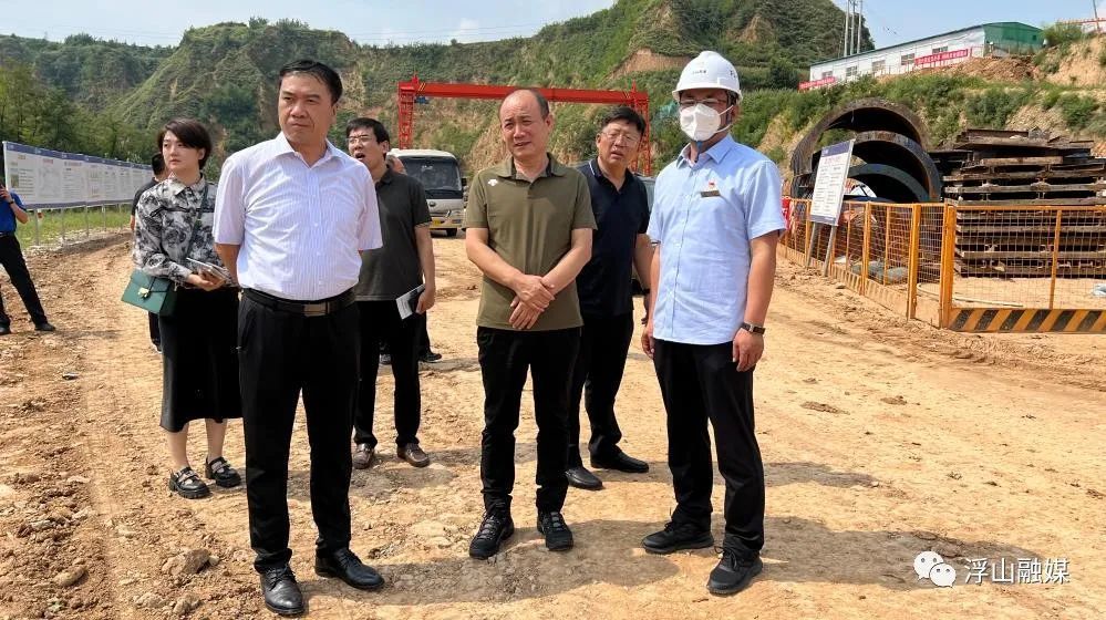 市人大常委会副主任牛少白来我县调研临浮高速卫家河前河大桥开工建设