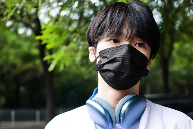 严浩翔北电报到,两手空空被质疑,眼神细节意外成焦点