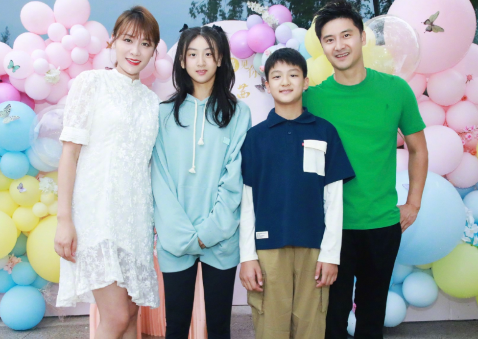 43岁田亮为老婆庆生一家四口高颜值14岁女儿太亮眼身高接近1米7