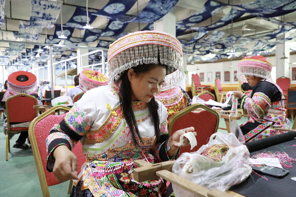 奋进新征程建功新时代绥阳苗族刺绣技艺培训助力群众就业创业