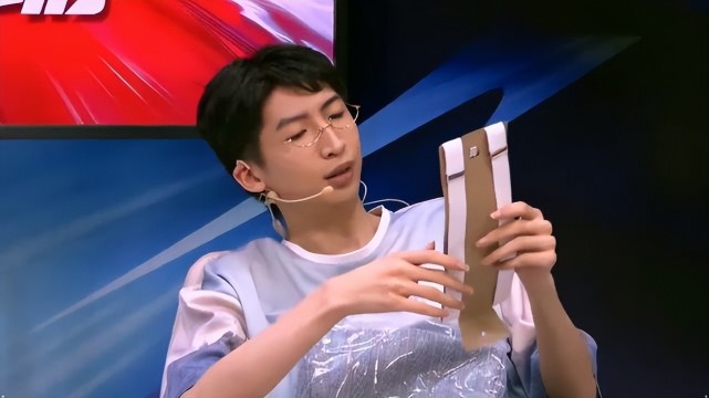 没错,近期《英雄联盟》全球总决赛资格赛打响,虎牙二台的直播间又爆了