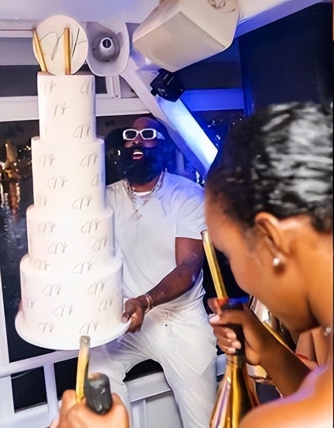 哈登生日的派对上,也邀请了杜兰特等一众好友前来玩耍,烟花,蛋糕,香槟