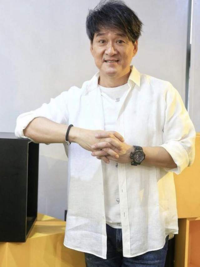 61岁周华健曝近况,美国开演唱会座无虚席,嘴唇苍白脸色略显憔悴