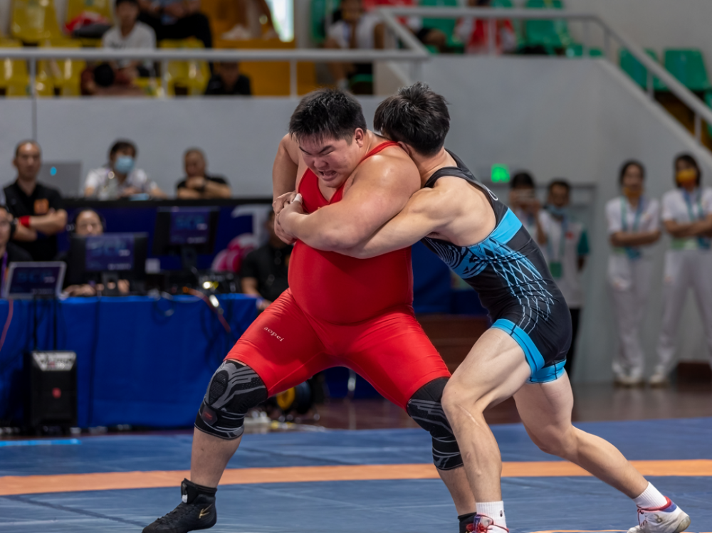 看起来是力量比拼,其实要得分更讲究技巧,对运动员的心理素质和体能