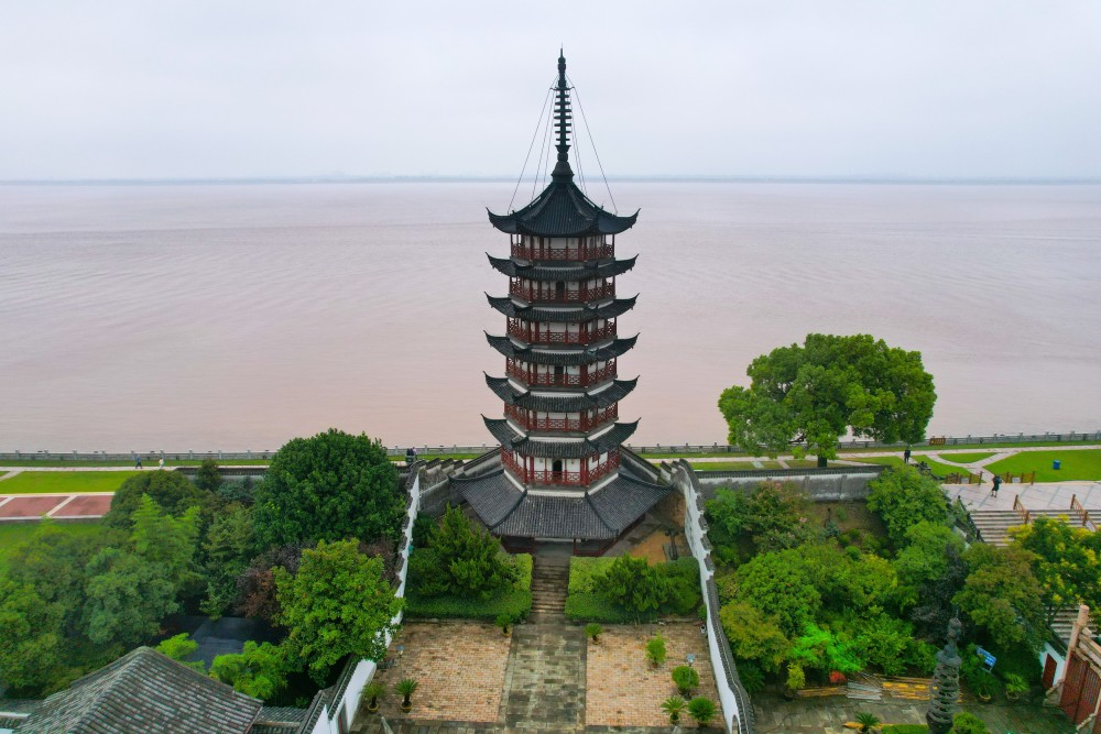 闻名遐迩的钱塘江大潮,明代以来就以海宁为观潮胜地,历史遗迹甚多