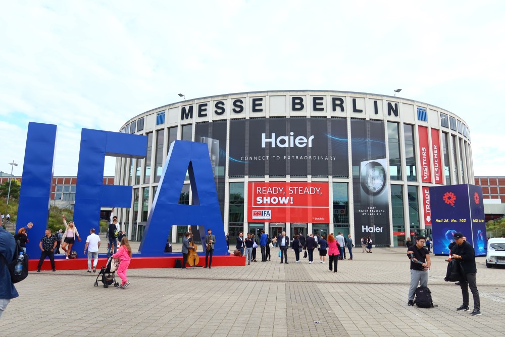 青木一到会展中心外,就感受到一股浓浓的中国风.