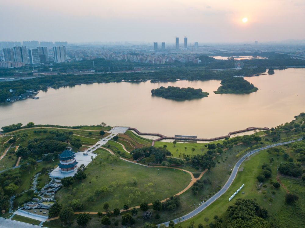 珠江奔流溯江寻三景细嗅白云湖聆听海珠湿地观赏流溪河
