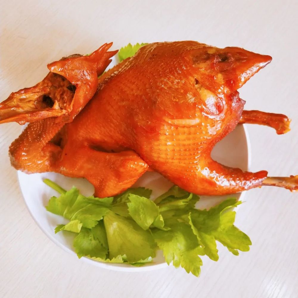 一碗正宗的弥勒卤鸡米线便可以上桌配上青韭白葱黄姜等辅料浇上一勺