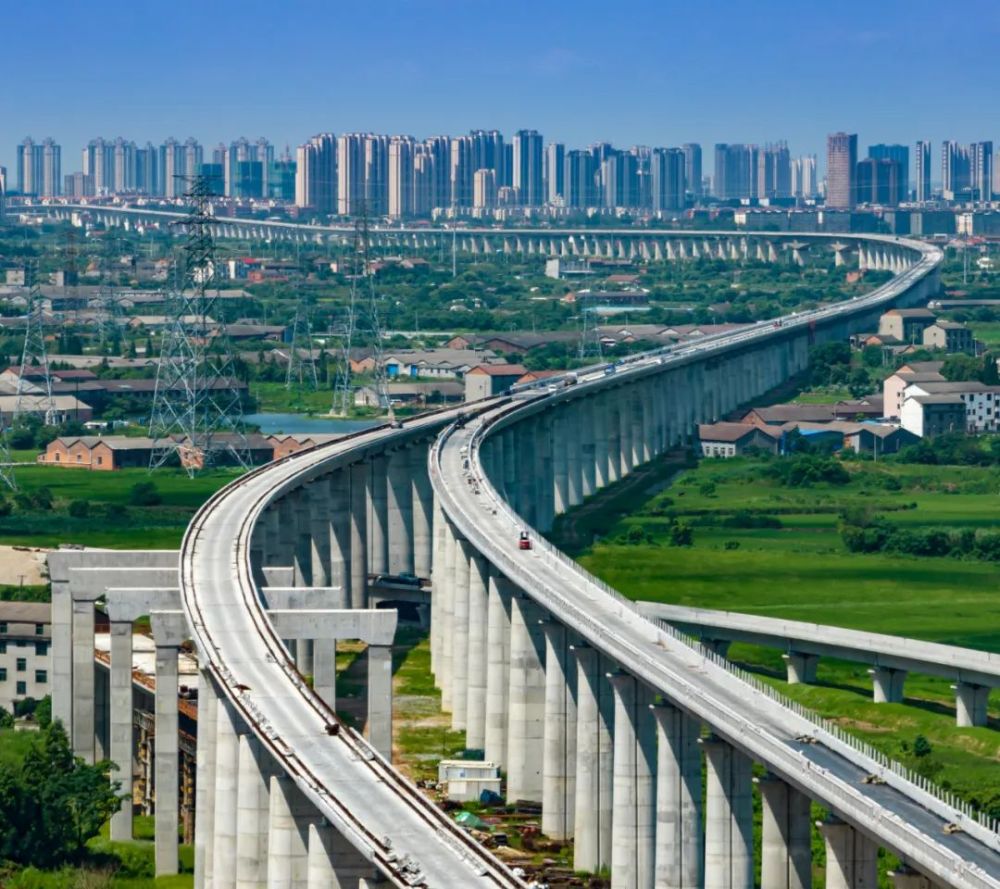 建成通车后将构建出昌南大道和既有京九铁路线,其间上跨昌东大道,是