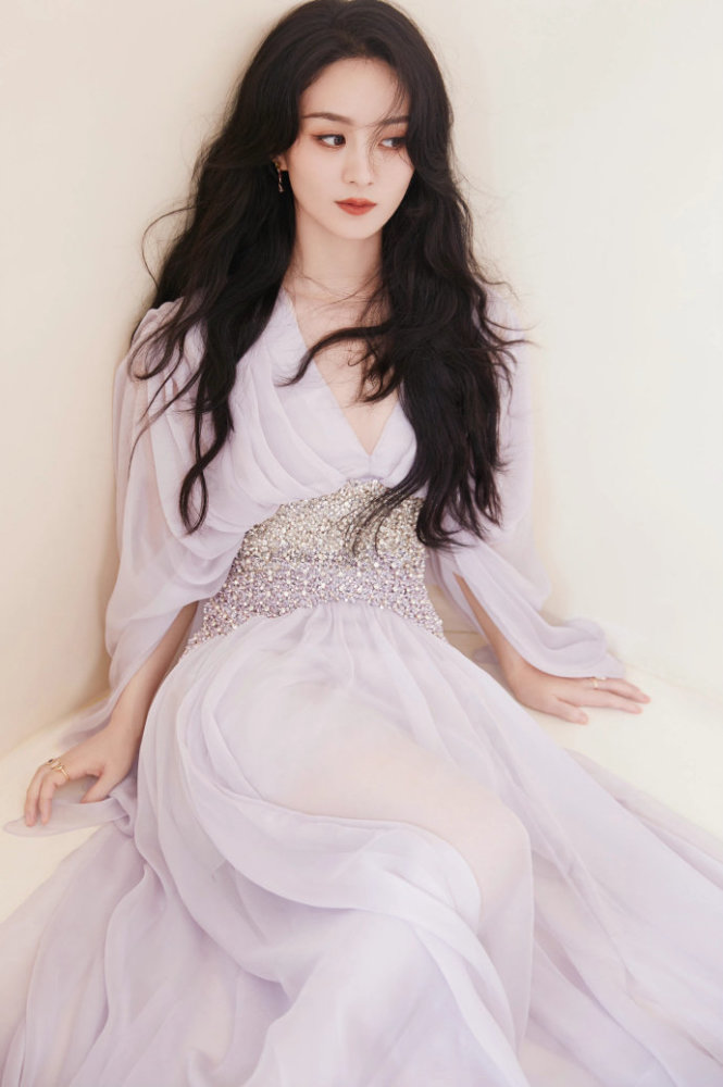 状态绝绝子!辣妈赵丽颖唯美婚纱造型曝光,飘逸长发自带高级感插图