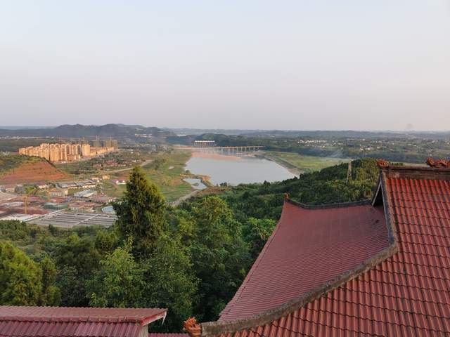 從音空山上,可以俯瞰文峰新城,遠眺高坪區朱鳳山,都京壩,都京港嘉陵江