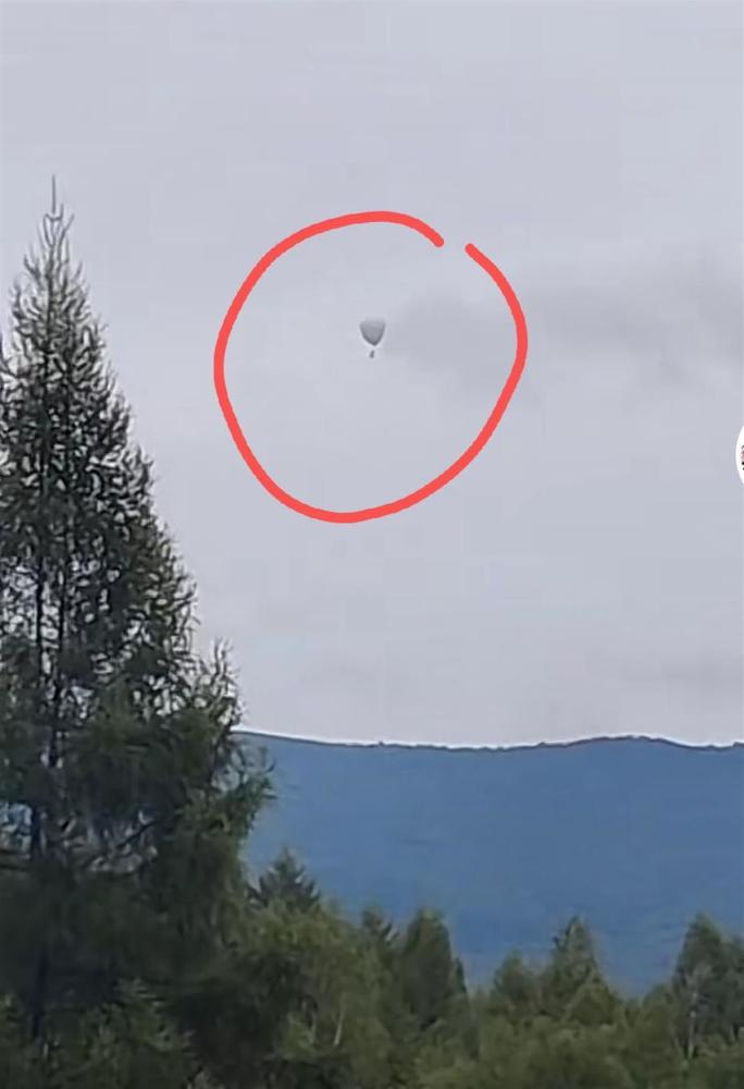 黑龙江坐氢气球打松塔飘走失联的工人已找到，东北多地曾发生类似事件美国机场为什么这么多