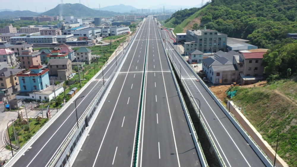 沿线往南跨过浦阳江经过义桥镇,戴村镇,终点至与规划城市中环线交叉以