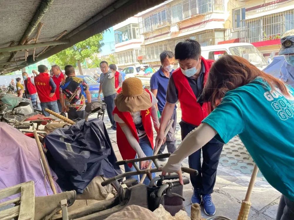蓝马甲红马甲闪耀街头绘就美丽怀柔