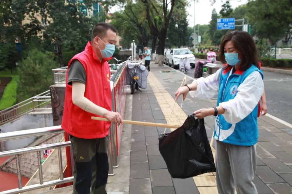 蓝马甲红马甲闪耀街头绘就美丽怀柔