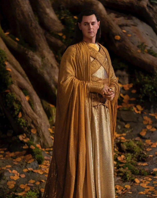 由本杰明·沃克饰演的精灵王