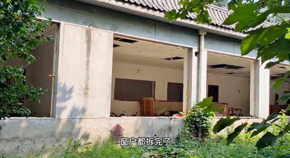 于谦60亩地养马场被拆迁,现场一片狼藉门窗被拆,补偿款尚未透露