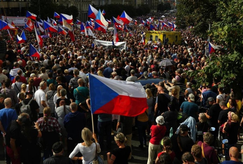 欧盟天然气告急，捷克爆发大规模反美游行，德国前总理替普京发声