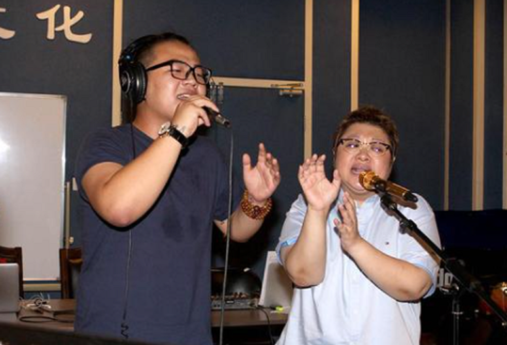 现年50岁的韩红感情坎坷,曾暗恋过黑豹乐队的栾树,与港星许志安在街头