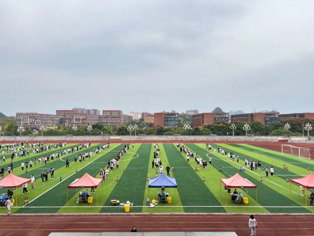 贵阳市经济贸易中等学校组织留校学生测核酸▲花溪区溪南高中开展全员