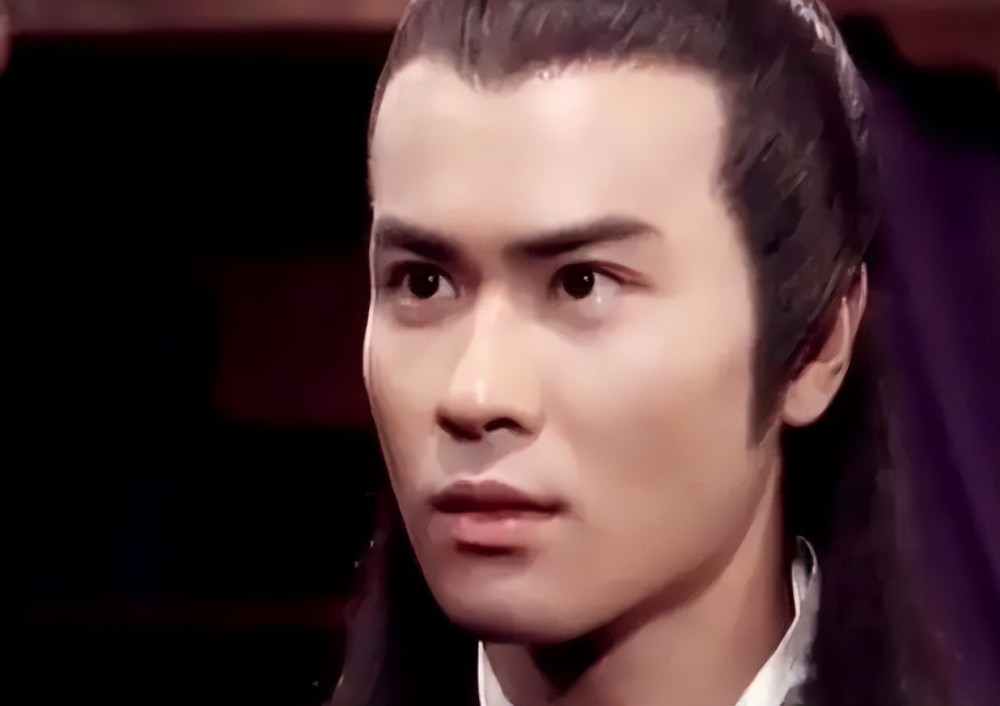 52岁郑嘉颖公园带娃!