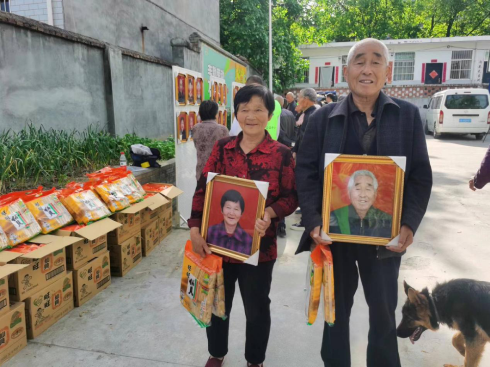 我给2000多位老人拍了遗照插图6