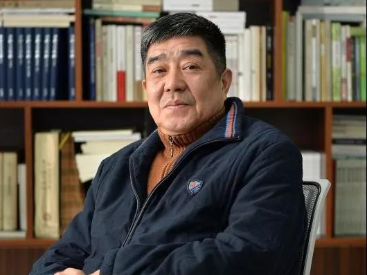 梁平(图片来源于网络)诗人写写青楼女子,那是无可厚非的.