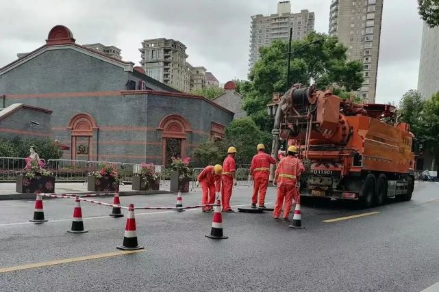 70处漏水房屋回访,33处下水管道清淤疏通,排除永年路149弄11号屋顶