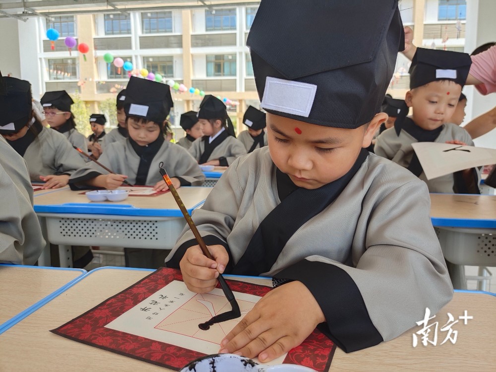 开笔启智华附广梅园小学举行新生开笔礼