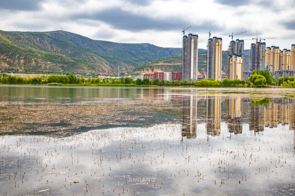 甘肃定西有这么一个人工湖,约为杭州西湖的十七分之一,美如明珠