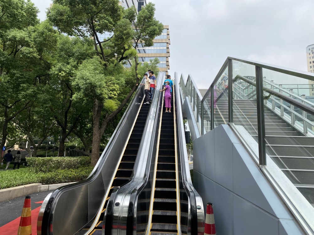 妥妥的全龄友好肇嘉浜路宛平路天桥自动扶梯启用啦