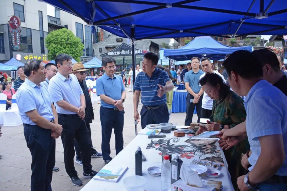 同時組織了非遺特色產品展銷活動,蕭縣麵皮,符離集燒雞,泗縣劉圩大餅