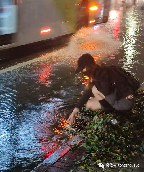 暴雨中，通州美女这一举动，让人感动！