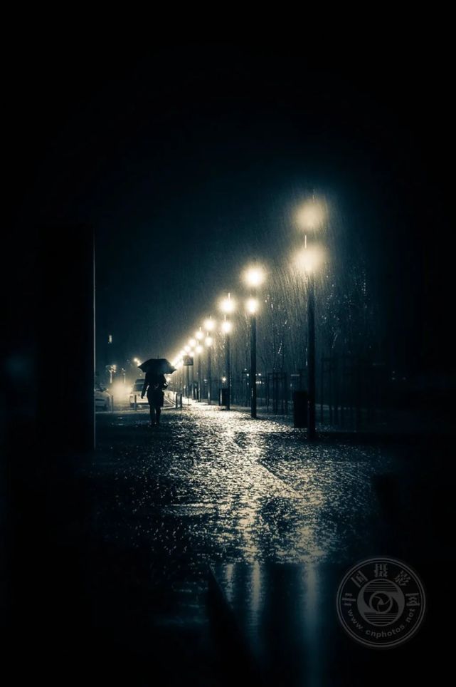 夜晚雨中漫步图片