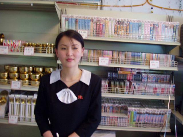 走进朝鲜,为什么女孩们梦想成为一名国营商店售货员?看完眼馋了