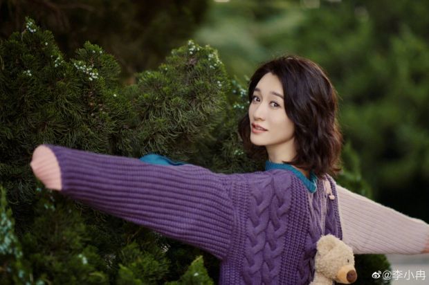 李小冉穿毛衣漫步秋日林荫道微卷短发温柔娴静气质佳